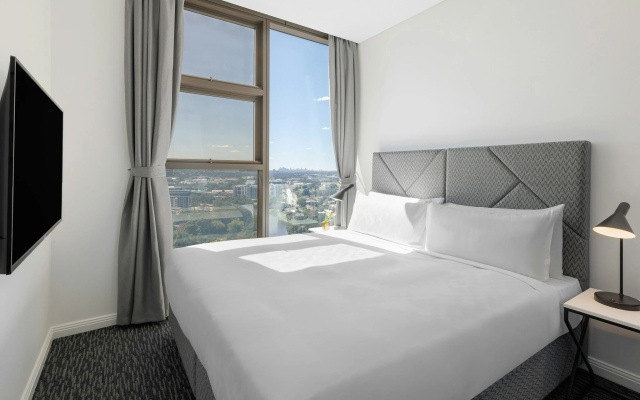 Meriton Suites George Street, Parramatta – Guest Rooms – Sydney