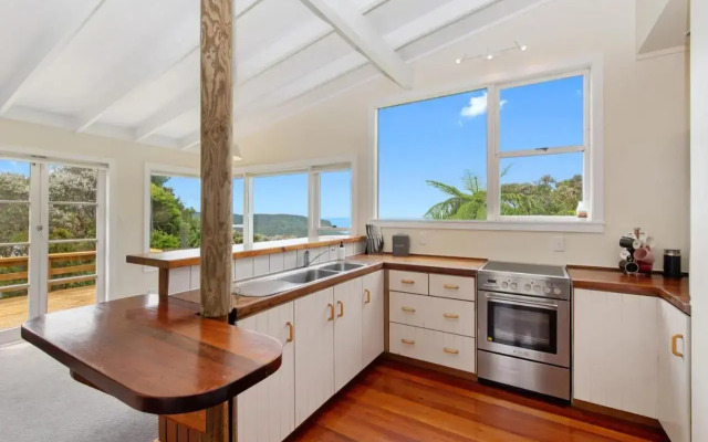 Piha - City Escape, Piha Holiday Home