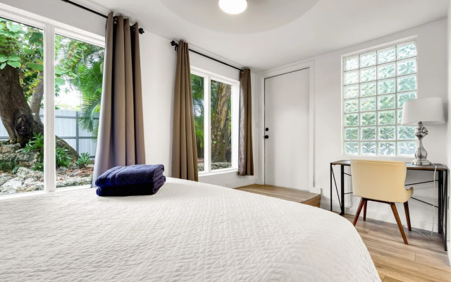 Modern & Fashionable Apartment w/Pool and Garden