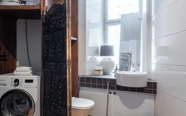 Historical Downtown Home with Parking and Steam Sauna