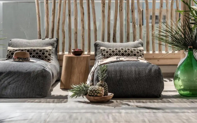 Khroma Luxury Suite 2 Beach front apartment
