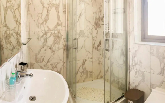 XL Central Home - Sleeps 10 people