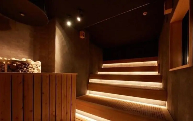 Rembrandt Cabin and Spa Shimbashi - Caters to Men