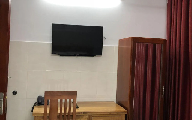 RedDoorz near Tran Nao Street