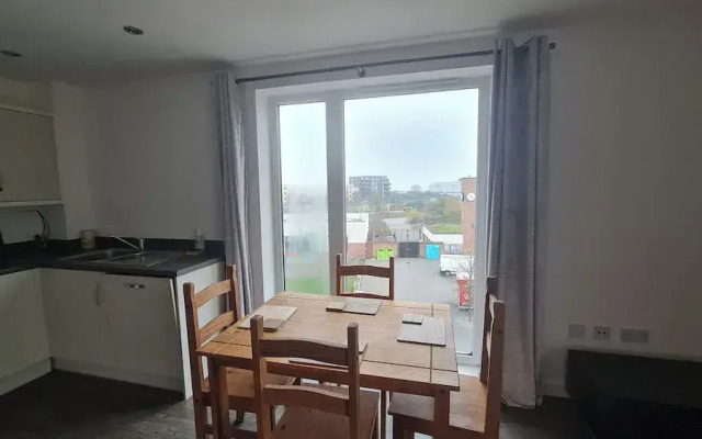 Barking 2 Bed Apt With Parking & Good Travel Links