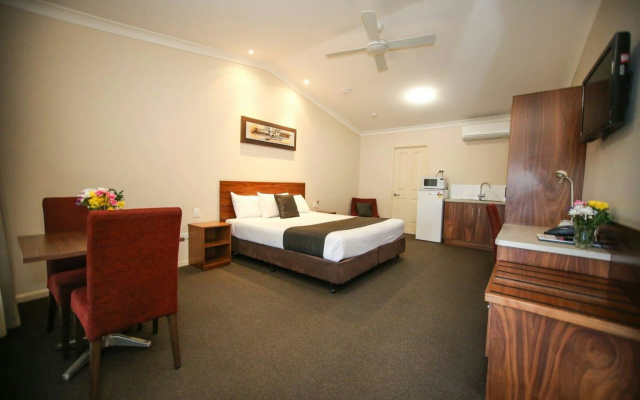 Roma Explorers Inn – Guest Rooms – Roma