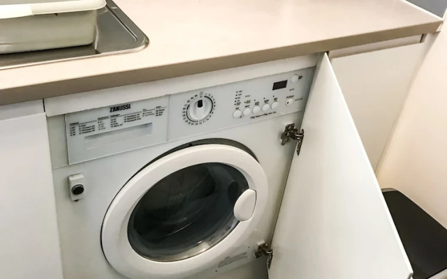 Entire 2 Bedroom Flat Next to Kings College