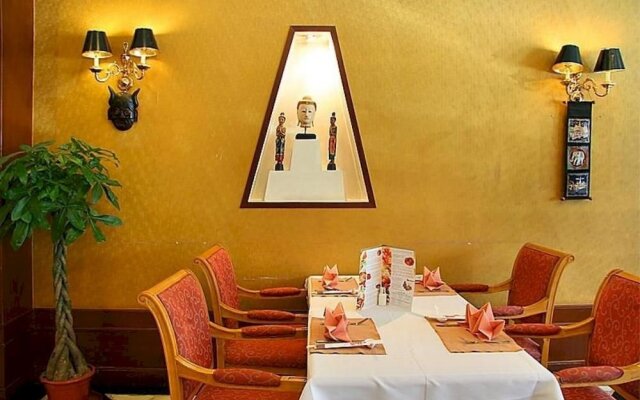 Maxcourt Hotel
