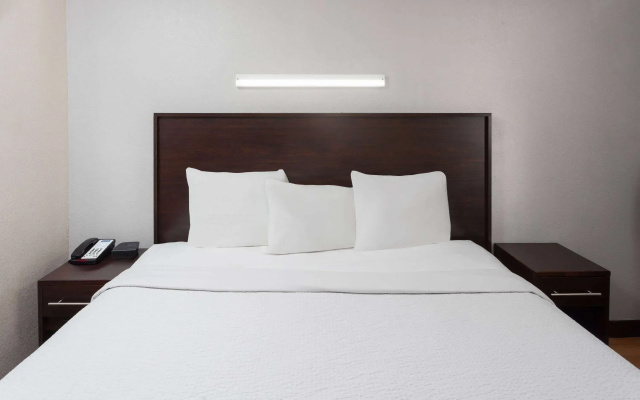Travelodge by Wyndham Peoria