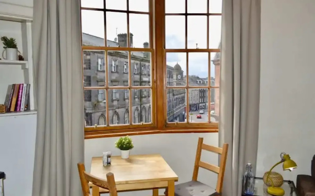 Sophisticated and Bright One Bed in Leith