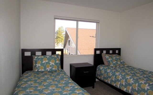 032 - Lakefront Village Escape