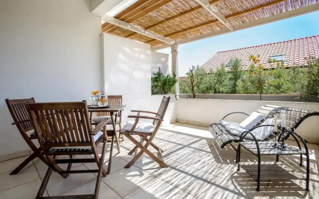 Zlatni Bol Apartments