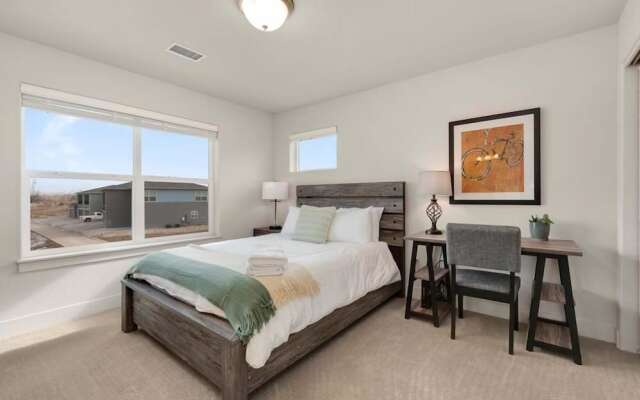 Modern Townhome Steps From the Brewery District!