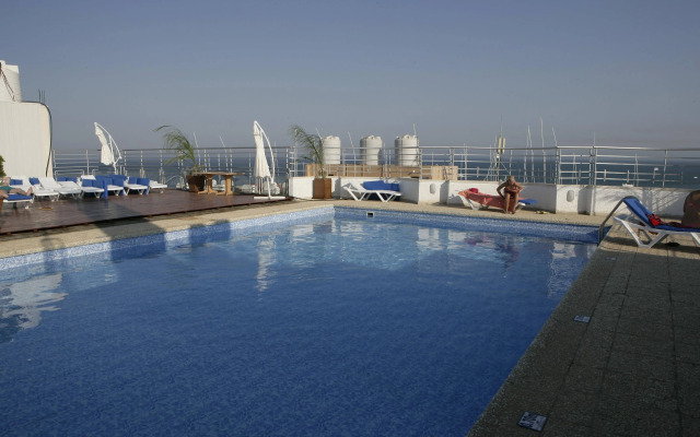 Mackenzie Beach Hotel & Apartments