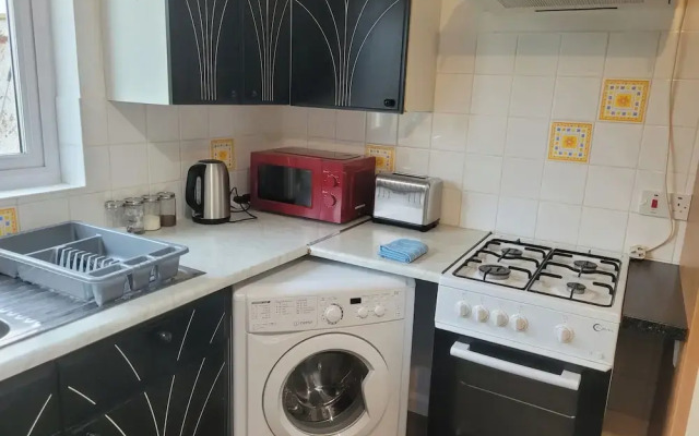 Charming Luton Apartment Retreat