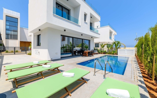 By The Beach - Sunstone Seaview Villa