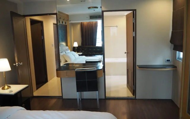 7B - 5 Bedroom Downtown Penthouse With Shared Pool