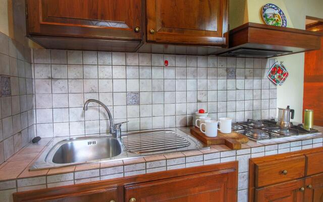 Apartment in a farmhouse with swimming pool