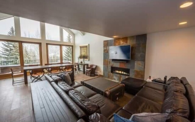 Northwoods Luxury Condo Close to Chairlift by RedAwning
