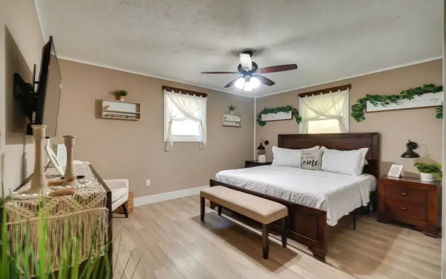 Sevierville Family Home w/ Hot Tub!