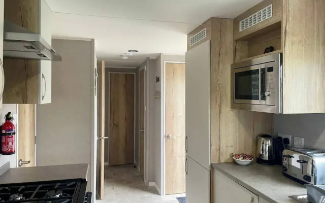 Cosy 3 Bedroom Caravan in South Cerney