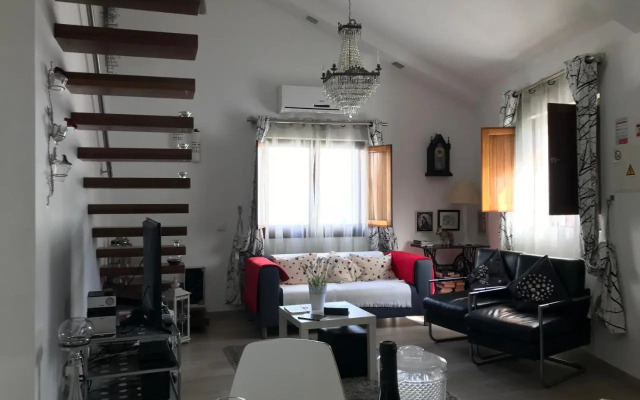 White & Grey House (39721/AL)