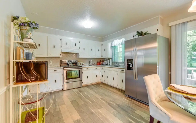 Charming Jonesville Home w/ Grill - Near Wineries!