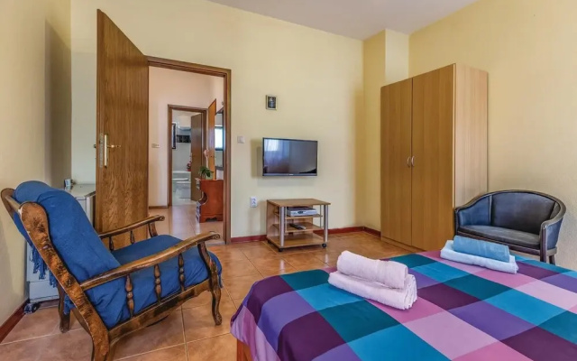 Beautiful Home in Porec With Wifi and 2 Bedrooms - Hotel in Porec - Photo 4