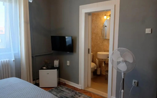 Crystal Room II