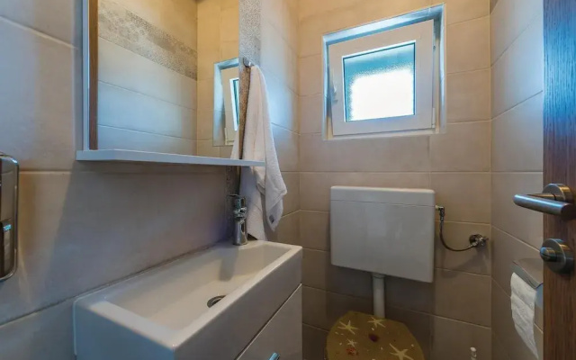 Beautiful Home in Dubrava With Wifi and 6 Bedrooms