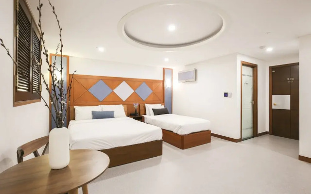 Themepark Tourist Hotel