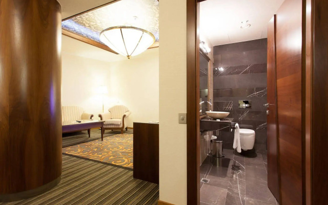 Metropolis Hotel