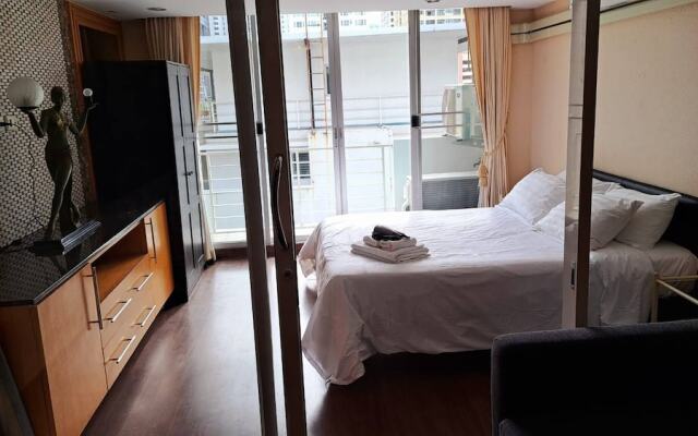 6D - 3 Bedroom Downtown Apartment With Shared Pool