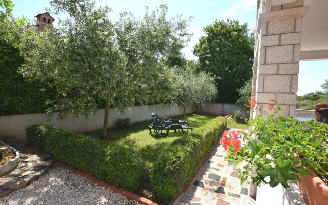 Lovely Apartment With Private Balcony, Pool With Deckchairs, Fenced Garden, bbq - Apartment in Porec - Photo 2