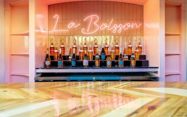 Fleur Noire Hotel - 21 and Over