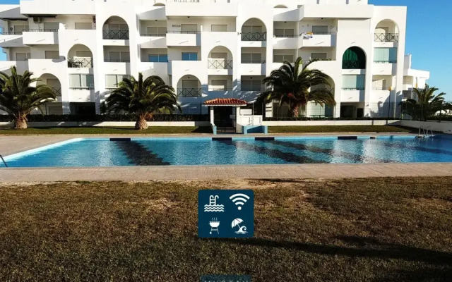 Apartamento Praia de Porches,izibookings