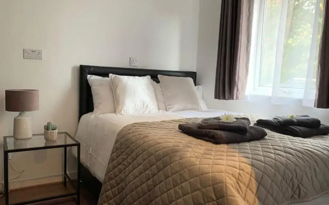 Serviced Apartment Bristol One-Bedroom Southmead Hospital MOD Airbus