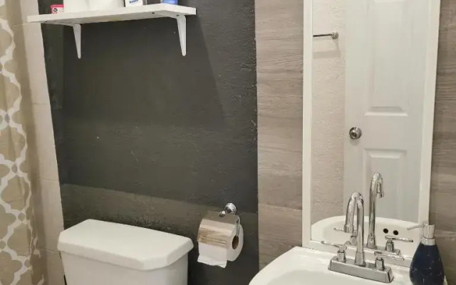 Lovely studio apartment with balcony AC & wi-fi, minutes from downtown!