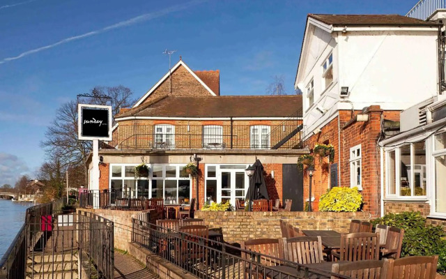 Sunday London Staines-upon-Thames Heathrow T5