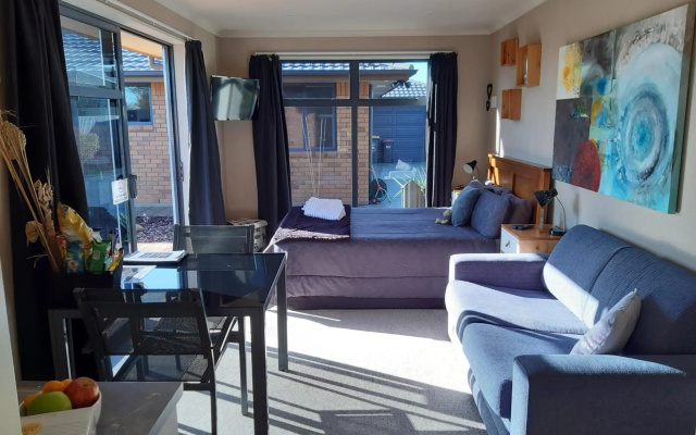 Modern BNB unit with Wifi and Breakfast