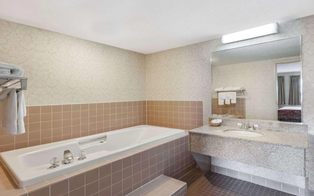 Travelodge by Wyndham Winchester