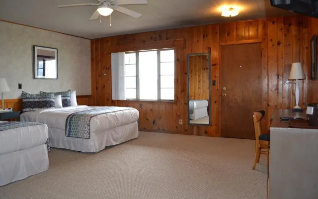 Buzz's Lakeside Inn
