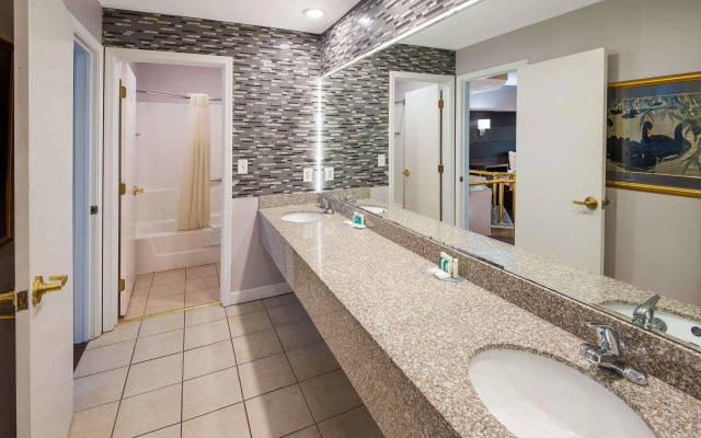 Quality inn & Suites Cincinnati I-275