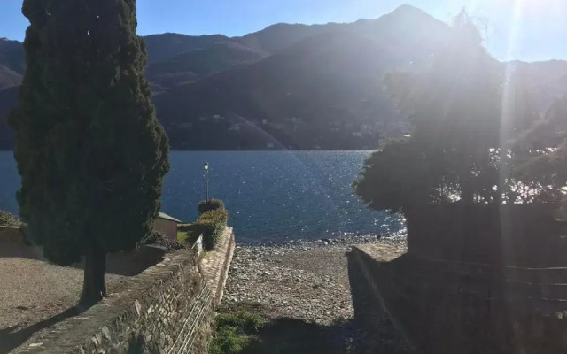 Carate 16 apartment with balcony & lake view