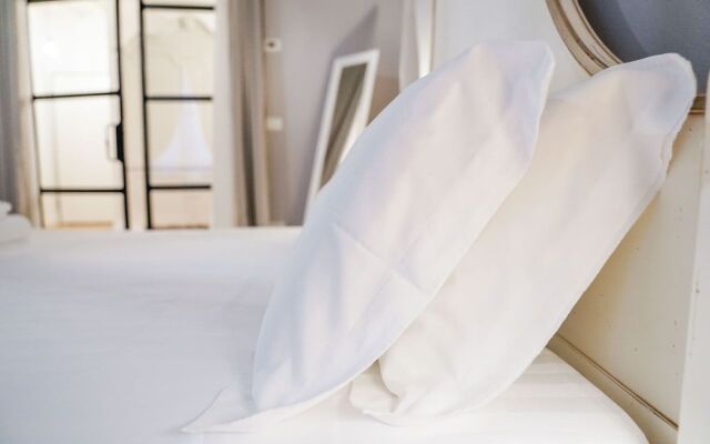 Art Apartment Black & White