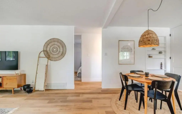 The Elm, 4 Bed Bungalow with Backyard and Firepit