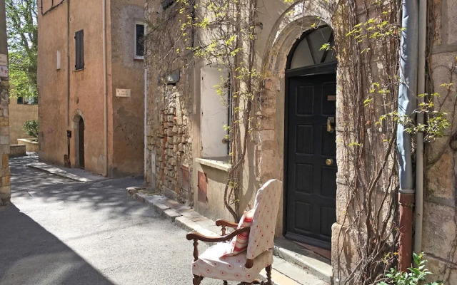 Peaceful Mansion With Roofed Terrace in Lorgues France