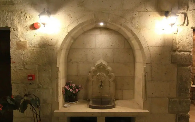 Tafana Cave & Stone Lodge