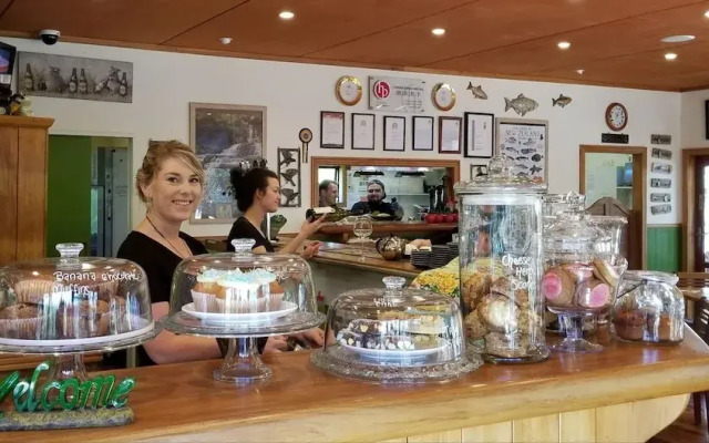 Whistling Frog Cafe & Accommodation