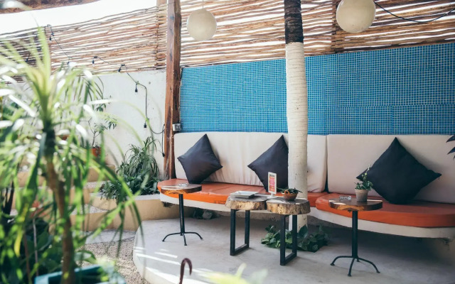 Teetotum Hotel Restaurant Lounge